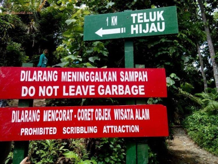 Pos pertama jalur trekking ke Teluk Hijau