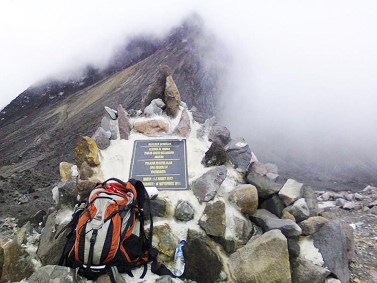 Monumen memorial pendaki yang tewas di gunung Merapi