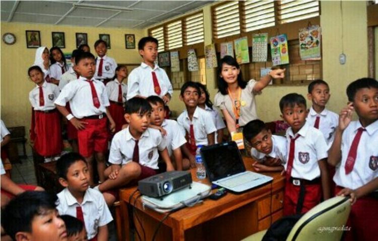 Seorang guru sudah pasti piawai dalam berkomunikasi.