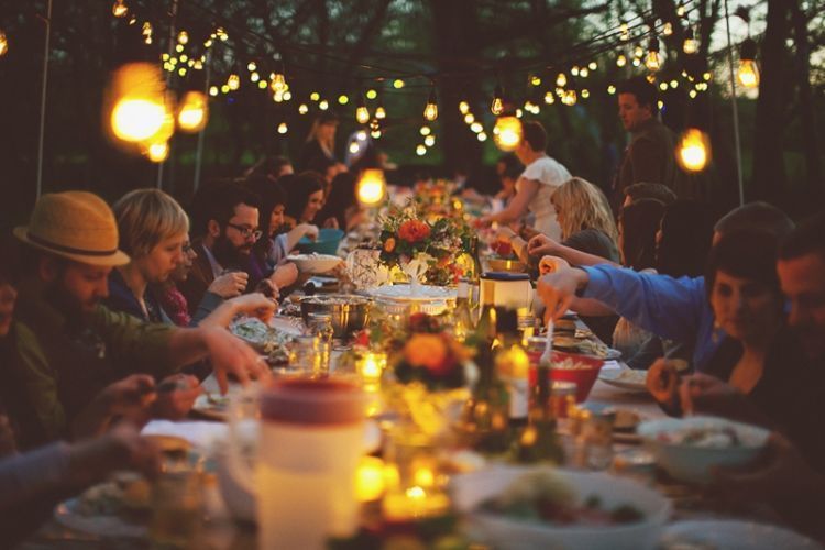 Makan malam bersama orang-orang tersayang 