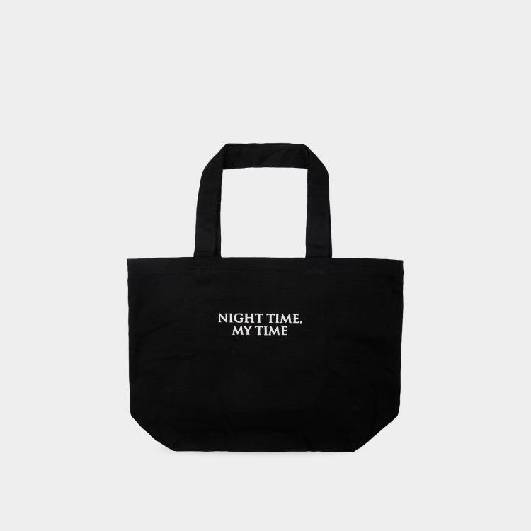 Accentuate your look with this unique tote bag