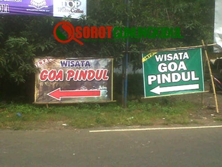 Spanduk penunjuk objek wisata Goa Pindul di sepanjang jalan