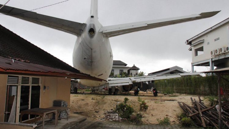 Parkir Mobil Di Halaman Mungkin Sudah Biasa, Parkir Pesawat Boeing 737 Baru Luar Biasa!