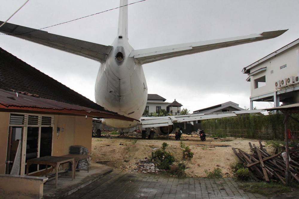 Parkir Mobil Di Halaman Mungkin Sudah Biasa, Parkir Pesawat Boeing 737 Baru Luar Biasa!