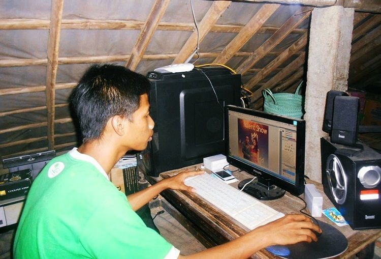 Ngeblog dan menulis bisa dilakukan dimana saja, termasuk diatap rumah