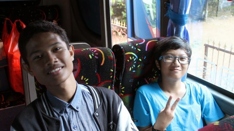 10 Pengalaman Seru yang Gak Asing Lagi Bagi Kamu yang Hobi Berkelana Naik Bus