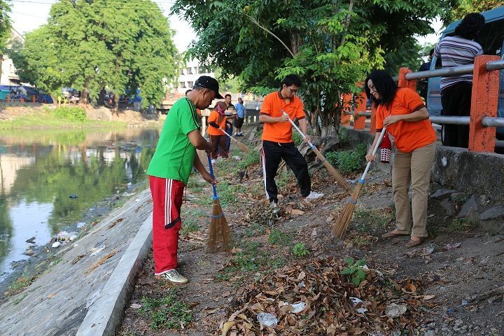 Gotong royong membersihkan lingkungan