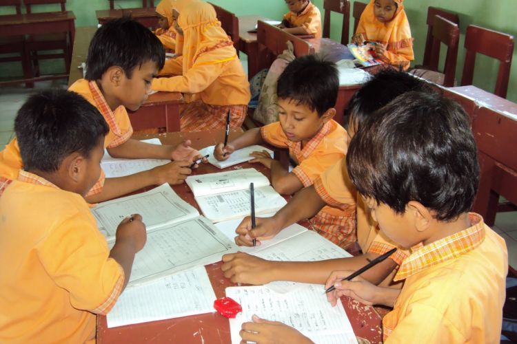 Inilah kalau cowok males nggarap PR dan akhirnya nyontek berjamaah di kelas...