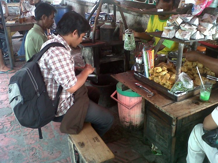 Makan di angkringan