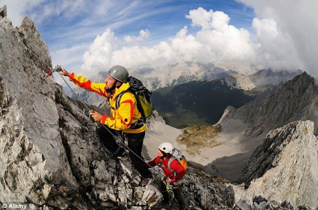 Mendaki gunung di akhir pekan