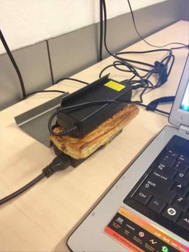 Memanggang roti dengan chager laptop