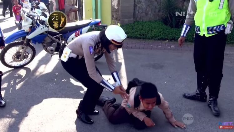 Distop Polisi Karena Gak Pake Helm, Anak SMP Ini Nangis Guling-guling Di Jalan