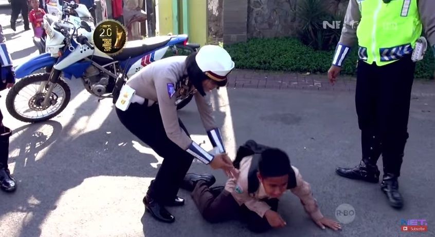 Distop Polisi Karena Gak Pake Helm, Anak SMP Ini Nangis Guling-guling Di Jalan