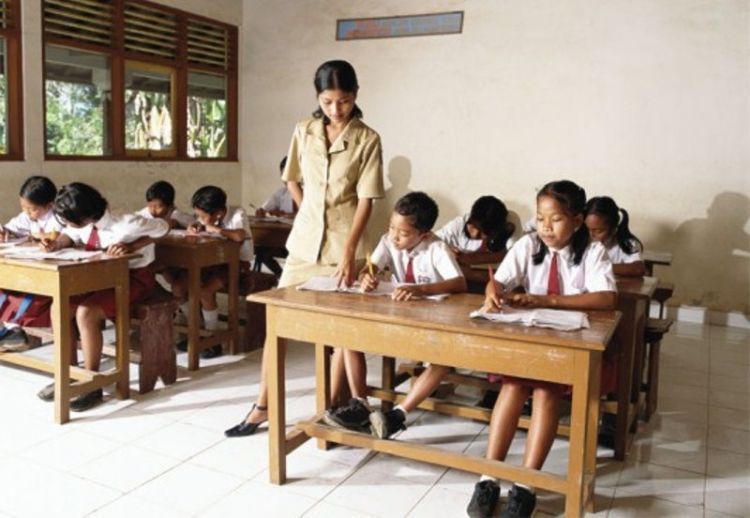 Tak hanya jadi istri hebat, seorang guru juga bisa jadi ibu yang cerdas.