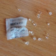 Meski Sering Dibuang Sia-Sia, Silica Gel di Kardus Belanjaanmu Punya 10 Fungsi Ajaibnya