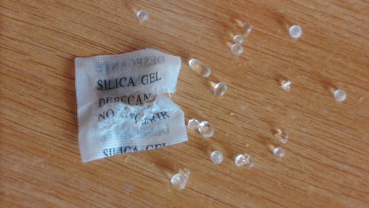 Meski Sering Dibuang Sia-Sia, Silica Gel di Kardus Belanjaanmu Punya 10 Fungsi Ajaibnya