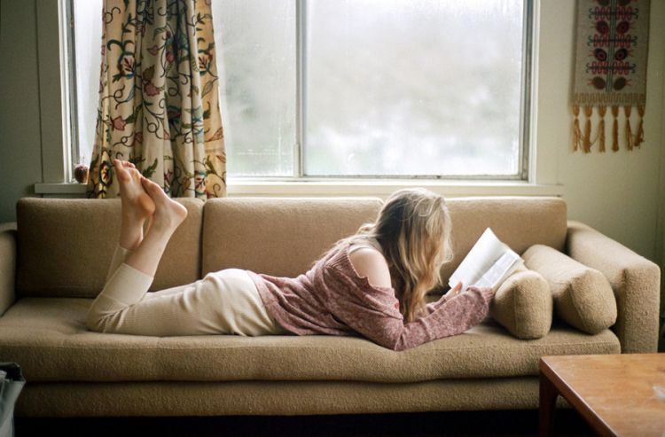 Sekadar duduk di sofa sambil makan Chocolatos sudah bisa membuat bahagia