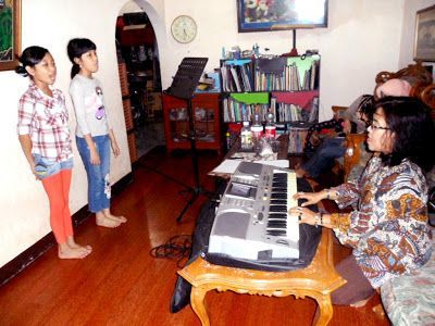 Padahal les musik, khususnya olah vokal tak pernah mati