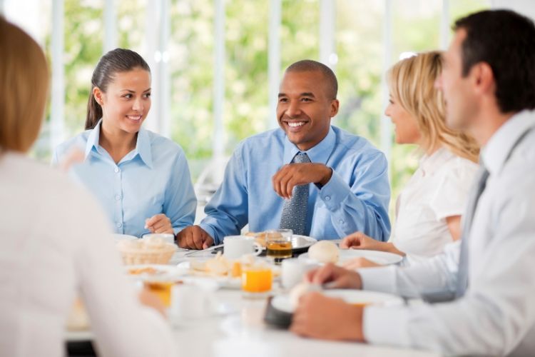 Makan siang bersama teman kantor memang menyenangkan