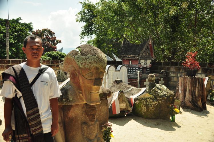 Kompleks Makam Raja Sidabutar dengan patung-patung etniknya