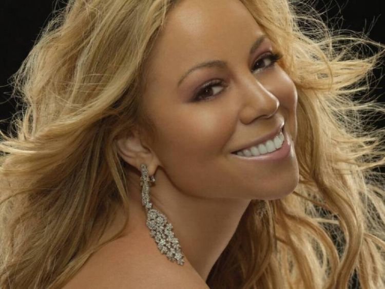 Mariah Carey adalah seorang penyanyi yang bernyayi sejak kecil