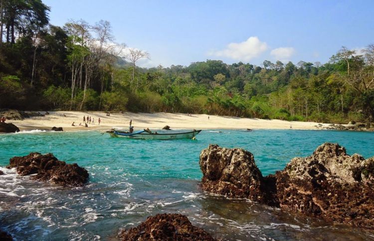 Perahu nelayan, salah satu cara menuju Teluk Hijau