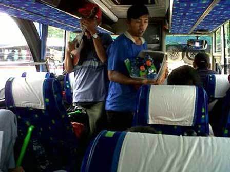 Duet pemburu nafkah diatas bus