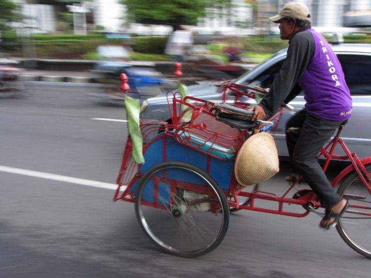 becak di jalan utama