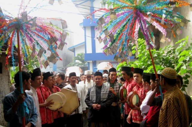 kebetulan ane kenal nih sama Kyai yang ada di tengah. Tetangga dan guru besar ane!