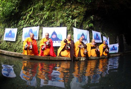 para biksu mengambil air suci di umbul jumprit untuk waisak