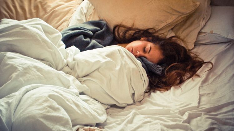 12 Pose Aman yang Bisa Jadi Panduan Agar Tidur Siang Di Kantor Bisa Senyaman Di Ranjang