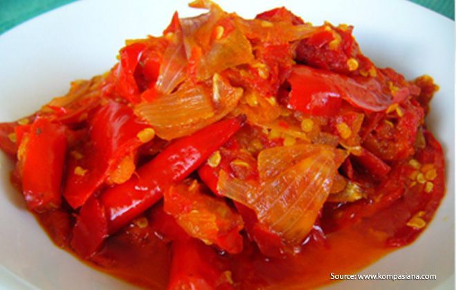 Sambal merah, yang menggunakan cabe merah besar