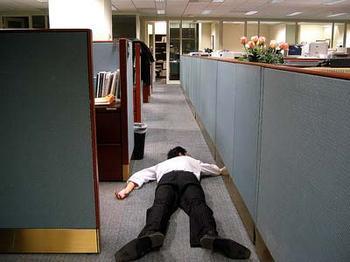 pose tidur di kantor