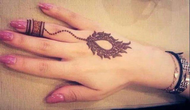 Desain tatto henna yang indah