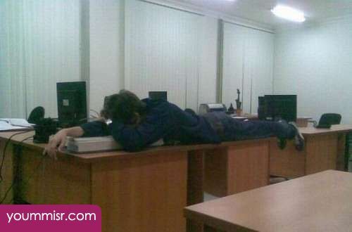 POse tidur di kantor