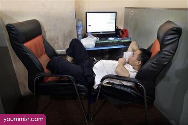 Pose tidur di kantor