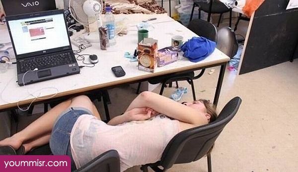 Pose tidur di kantor