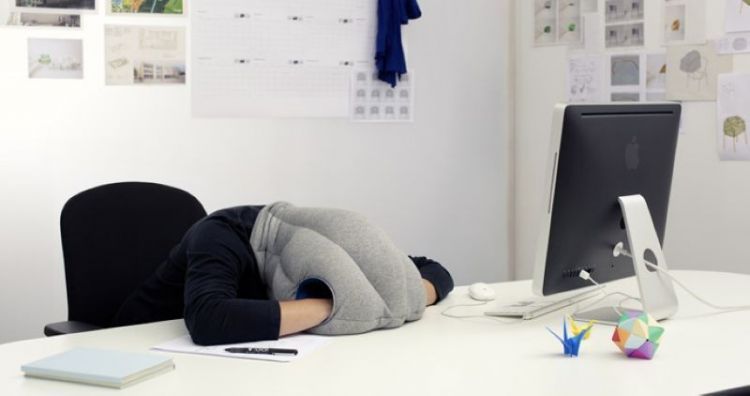 Pose tidur di kantor