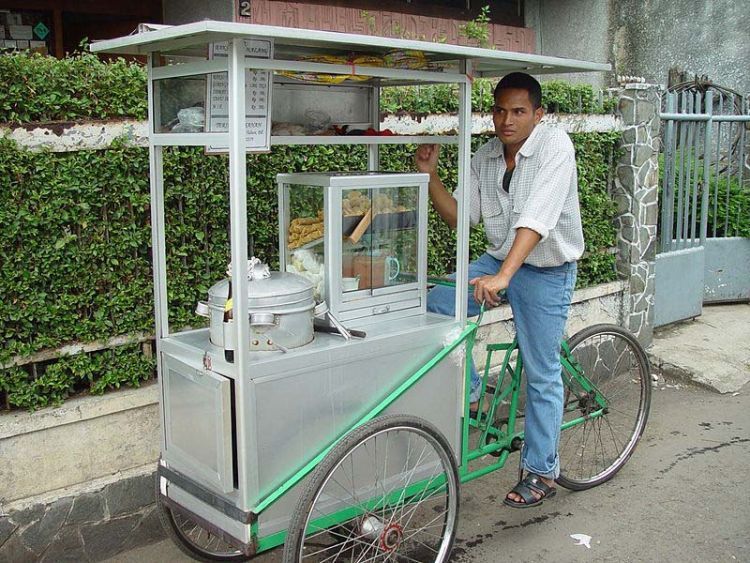 Indonesian_travelling_meatball_vendor_on_bike