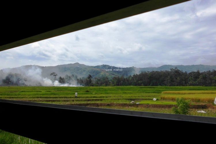 Pemandangan romantis dari balik jendela KA