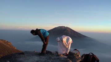 Meski Sedang Berpuasa, 8 Tips Ini Bisa Membuat Aktivitasmu Mendaki Gunung Jalan Terus