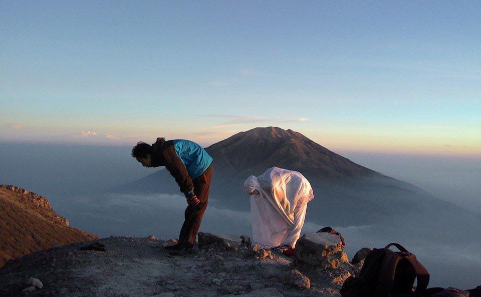 Meski Sedang Berpuasa, 8 Tips Ini Bisa Membuat Aktivitasmu Mendaki Gunung Jalan Terus