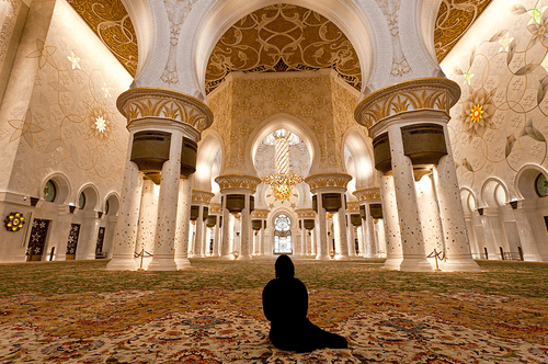 khusyuk beribadah di suasana ramadan