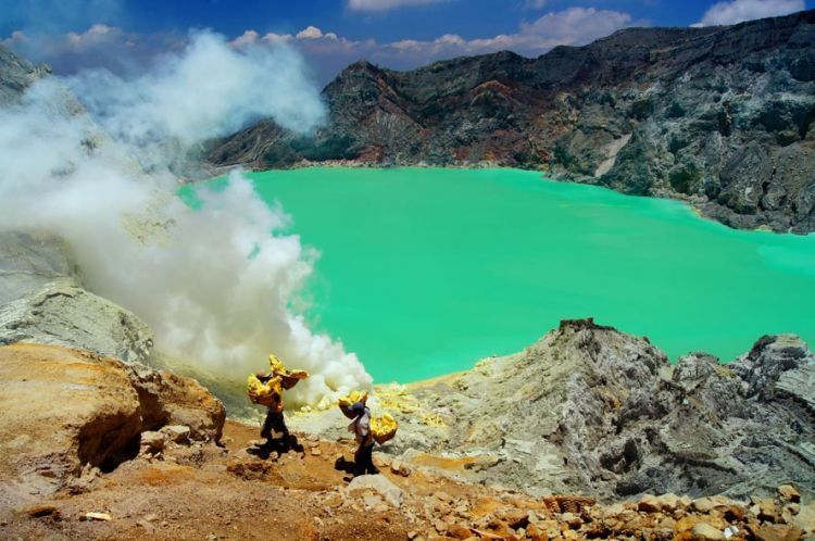 Kawah Ijen dan penambang belerang tradisional