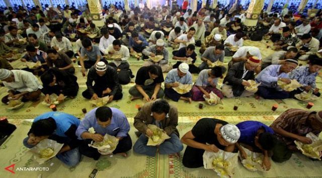 Nikmatnya berbuka di Masjid Gede Kauman