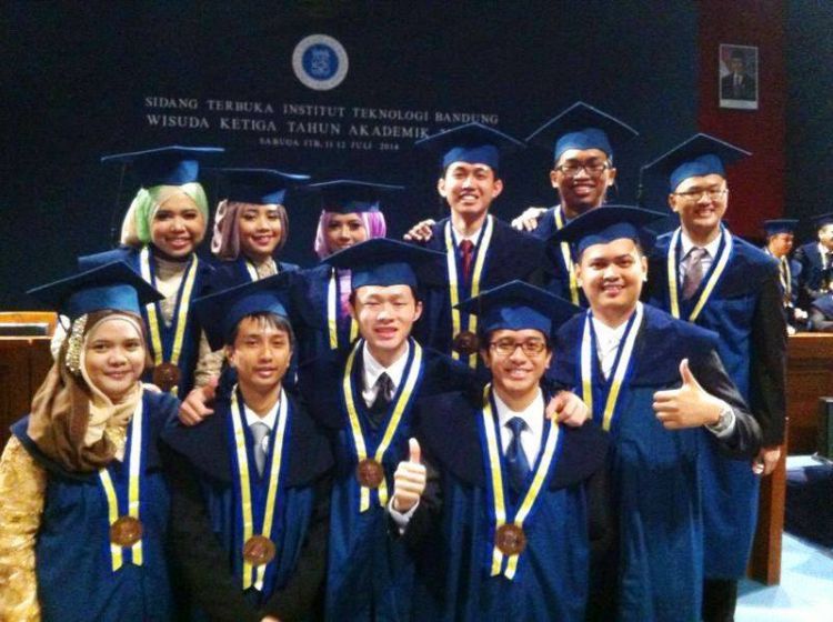 Momen wisuda kutakutkan jadi yang terakhir untuk kita