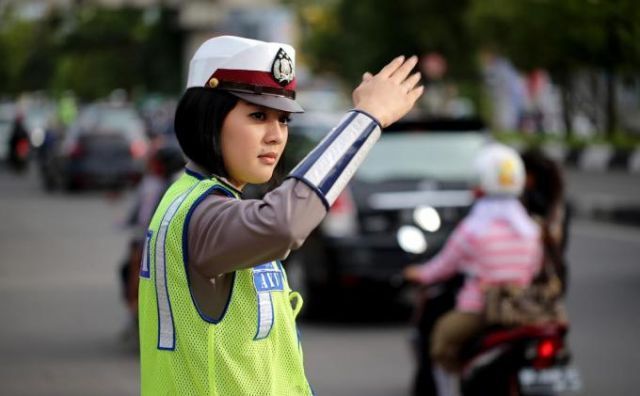 Polwan Cantik Mengatur Lalu-lintas di Makassar