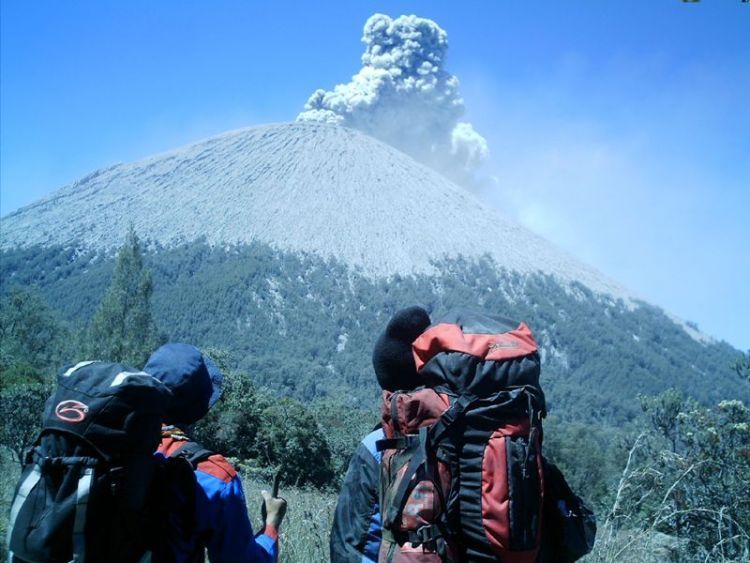 Mendaki gunung = menempa diri