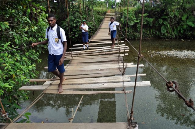 Jembatan rusak tak jadi penghalang untuk bersekolah