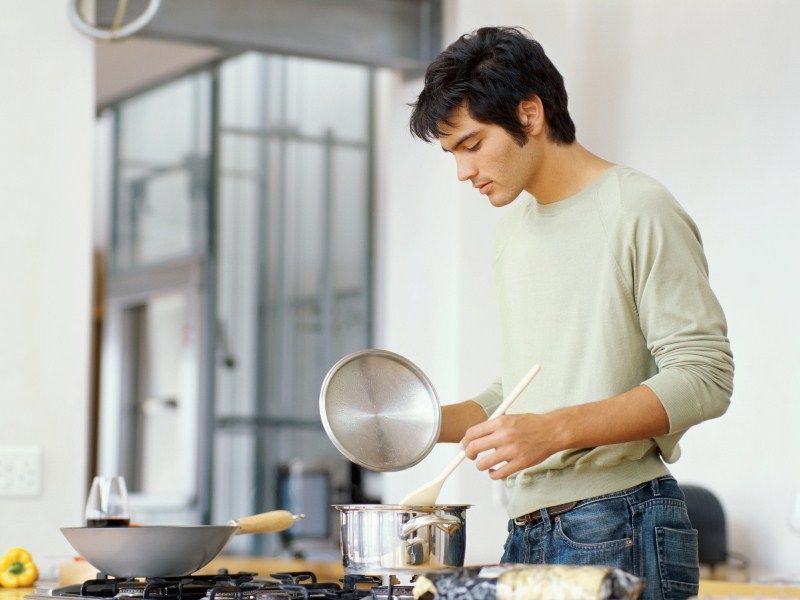 Cewek Aja yang Harus Pintar Masak? Ah, Masa’… Ini 9 Alasan Kenapa Cowok Juga Mesti Bisa Masak!